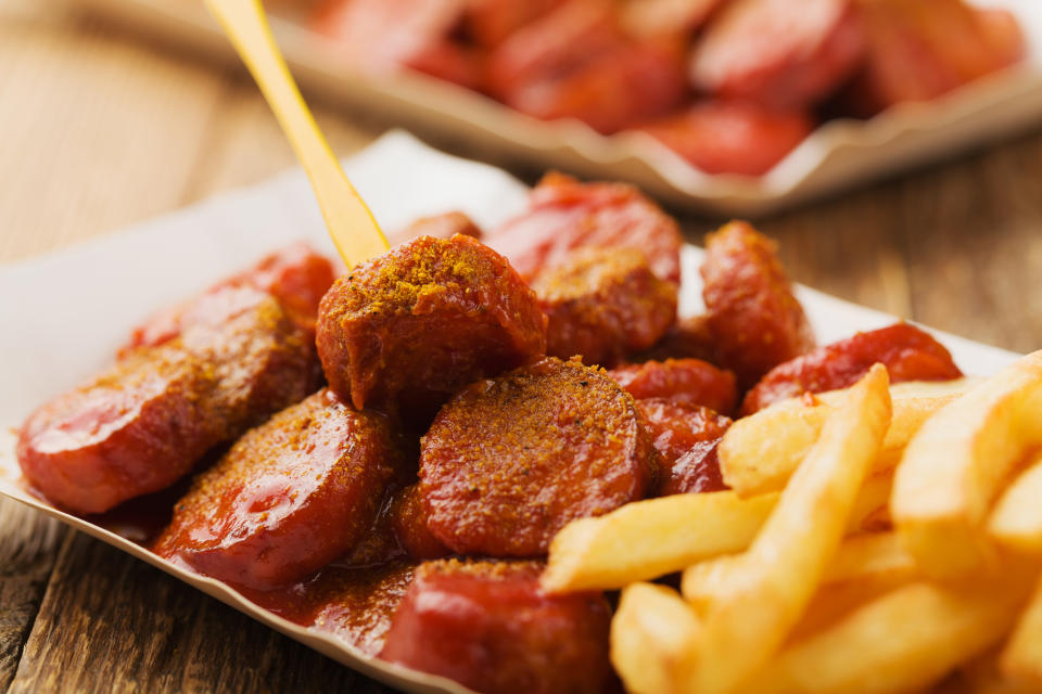 <p>Weniger in den heimischen vier Wänden als vielmehr der perfekte Imbiss für unterwegs – die Currywurst ist für viele Deutsche nicht mehr aus ihrem Speiseplan wegzudenken. Somit ist es kein Wunder, dass Currywurst mit Pommes das Ranking (2017) des Kantinenkost-Anbieters “Apetito” anführt. (Bild: Getty Images) </p>