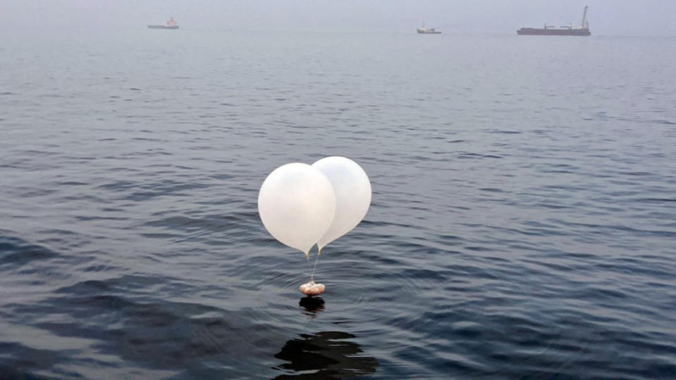 南韓仁川附近海域9日發現疑似來自北韓的氣球，下方塑膠袋裝有各種垃圾。路透社
