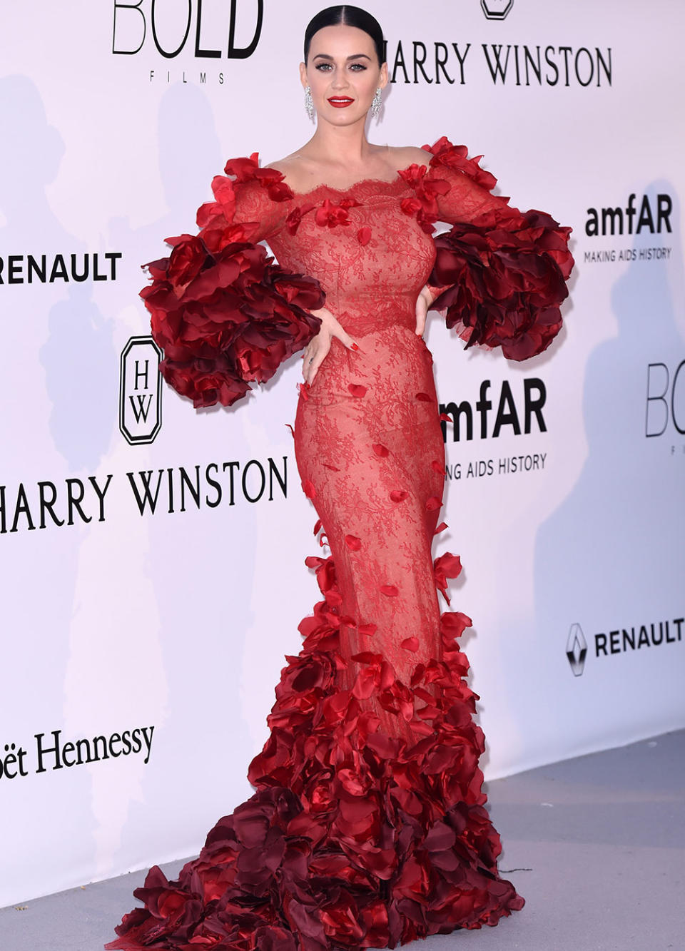 Katy Perry looked like a vision in rose petals as she made a bold entrance to the red carpet. 