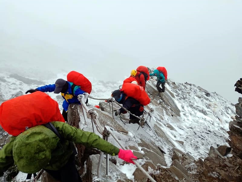 南湖大山6日上午降下入冬第一場雪，山頭雪白一片，讓山友直呼驚喜。 （林心聖提供） 