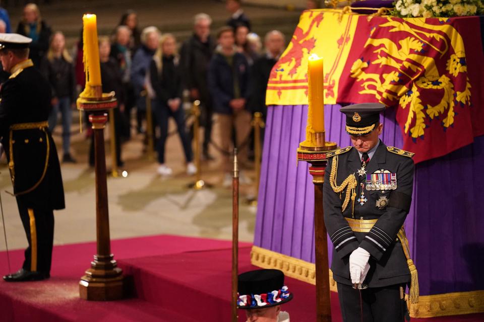 16日晚間，一名男子突然衝向女王靈柩，企圖掀開皇家旗幟，但隨即遭到警員壓制。（AFP）