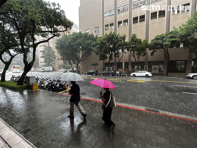 近日各地要留意午後熱對流，發展旺盛恐出現大雷雨。（圖／記者簡浩正攝影）