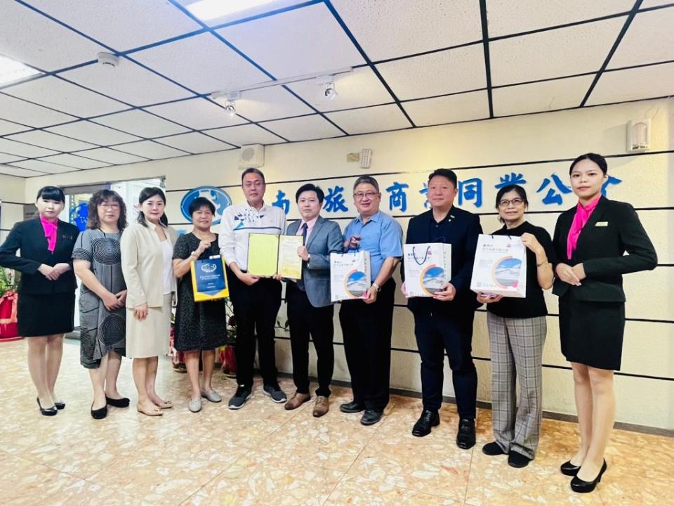 嘉南藥理大學觀光事業管理系與台南市旅行商業同業公會，簽署產業合作夥伴聯盟廠商機構合作備忘錄。（嘉藥提供）