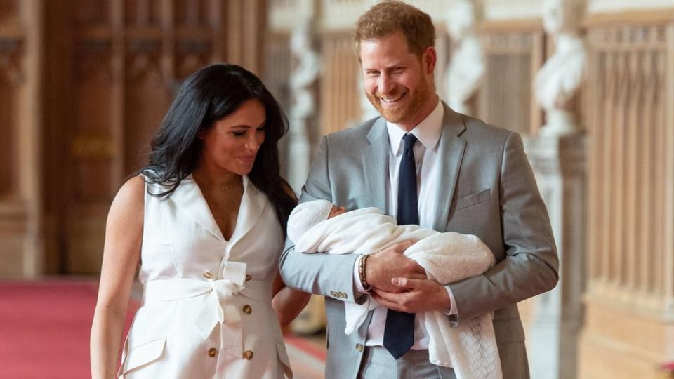 Harry y Meghan con su hijo