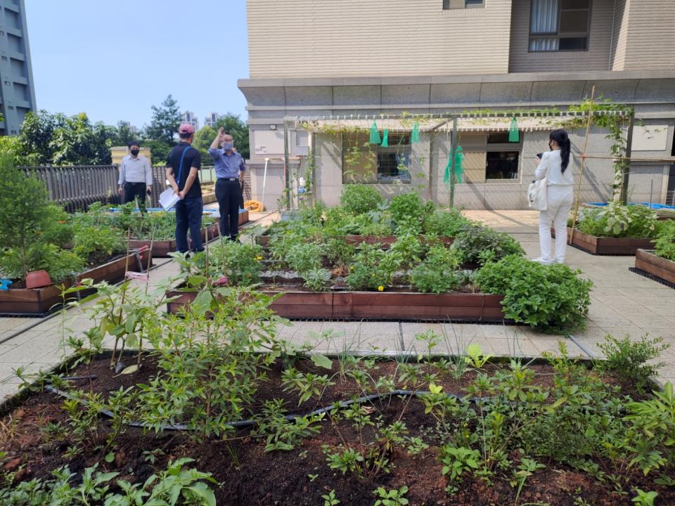 新北市公寓大廈評選結果揭曉，在110家社區激烈角逐下，共41家社區雀屏中選，此圖為獲得幸福安居金質獎-大型社區組的的日勝幸福站A6東區，社區同時也設置充電樁為環保盡一份心力。   圖：新北市工務局提供