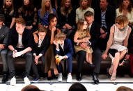 De izquierda a derecha, Brooklyn, Cruz, Victoria, Romeo, Harper y David Beckham viendo un desfile de Burberry en Los Ángeles ante la atenta mirada de Anna Wintour (editora de Vogue USA). (Foto: Stefanie Keenan / Getty Images)