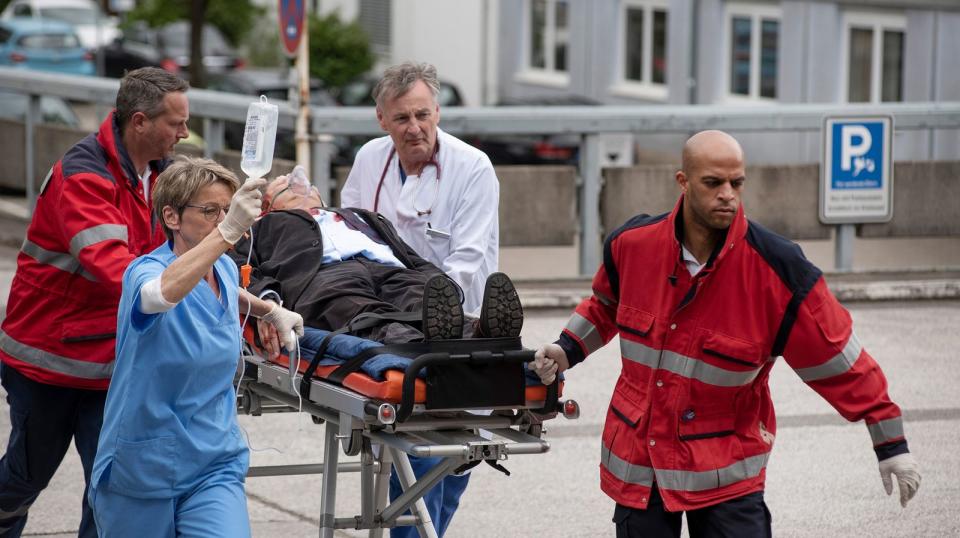 Schwer verletzt wird Klaus Borowski (Axel Milberg) ins Krankenhaus gebracht. (Bild: NDR/ARD/Thorsten Jander)