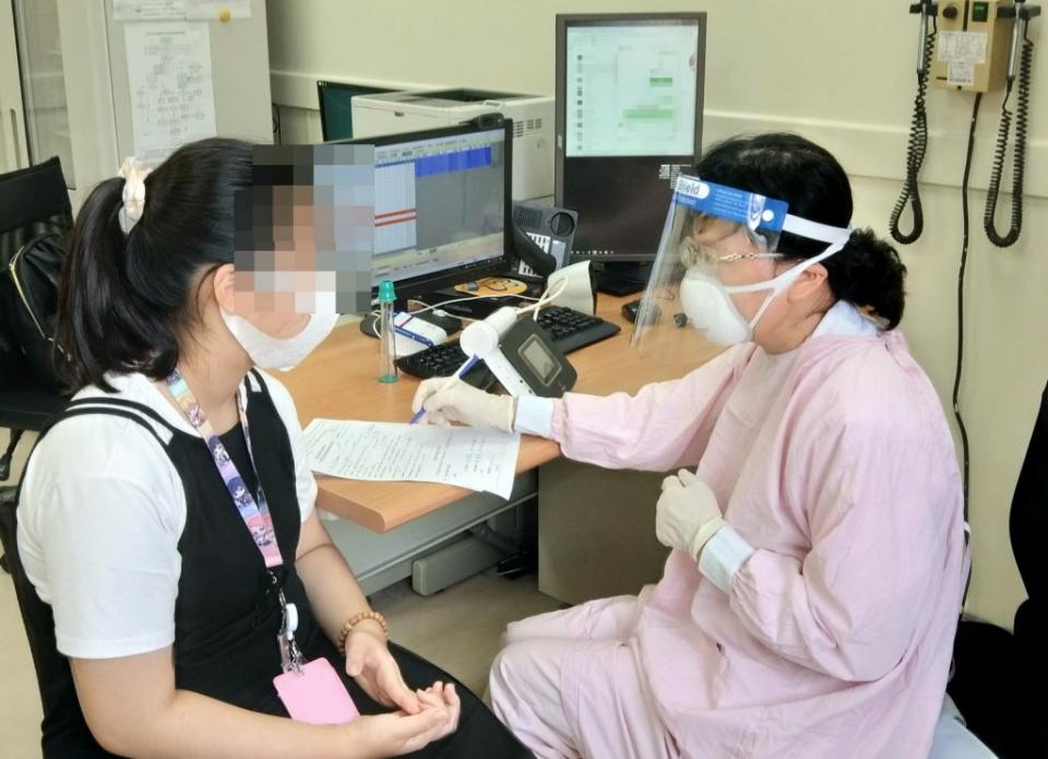 台北醫院兒童過敏免疫科主任王怡人指出，兒少長新冠症狀多元，若有不適應盡快就醫。（台北醫院提供）