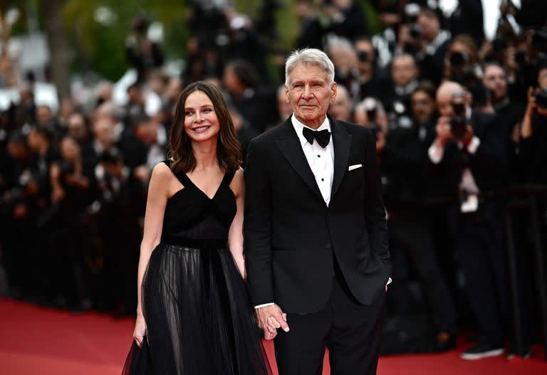 Harrison Ford pasó por la red carpet de Cannes con su esposa, la actriz Calista Flockhart