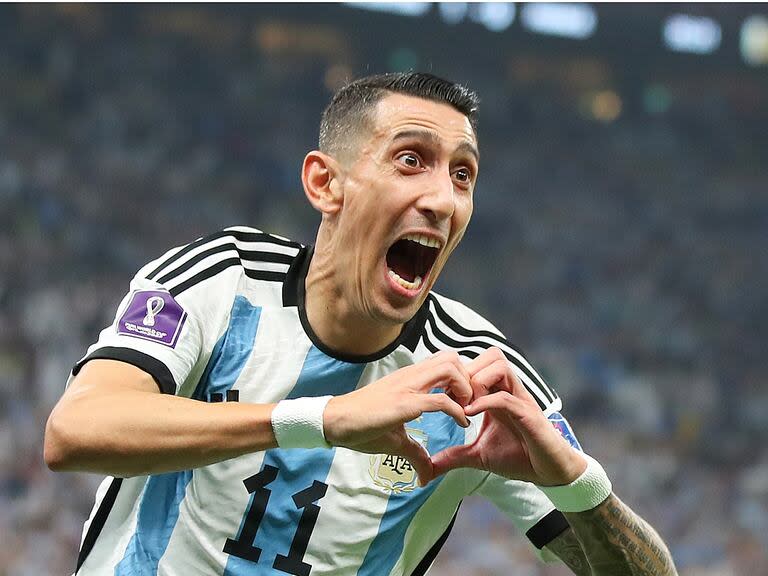 Ángel Di María festeja un gol con su festejo típico del corazón