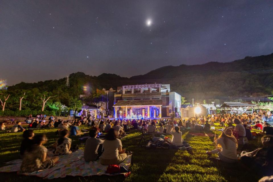 海端鄉布農文化會館入選台東最美星空，民眾席地而坐聽音樂會。（台東縣政府提供）