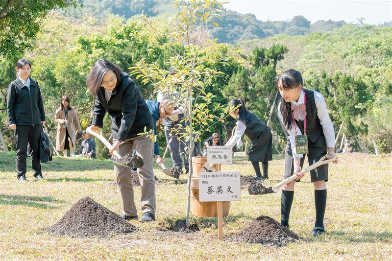 總統蔡英文今（12）日出席「113年一起集點樹－植樹節植樹活動」。（圖／總統府提供)