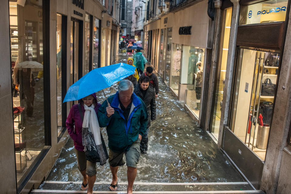 L'Amministrazione comunale di Venezia presenterà richiesta di stato di crisi alla Regione Veneto. Il sindaco Brugnaro: "Tutti i cittadini e le imprese raccolgano materiale utile a dimostrare i danni subiti con fotografie, video, documenti o altro nei prossimi giorni comunicheremo le modalità precise per la richiesta di contributo". Disposta intanto la chiusura delle scuole di Venezia e isole di ogni ordine e grado. (Photo by Giacomo Cosua/NurPhoto via Getty Images)