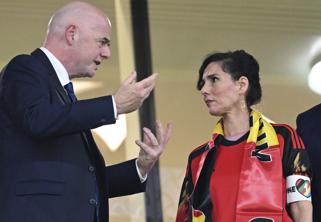 Ministra de Bélgica, Hadja Lahbib, reta a la FIFA y usa el brazalete del 