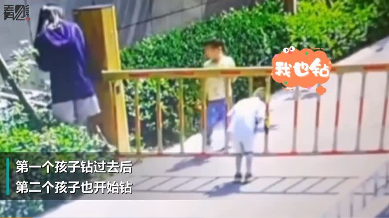 媽媽沒注意到白衣男童頭被卡住。（圖／翻攝自看見VIDEOS）