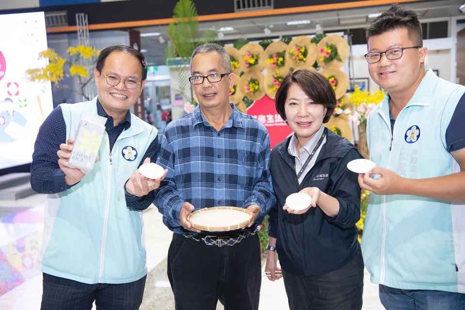 吳永培（左2）生前出席嘉義「花海生活節」活動，推廣「幸福嘉義米」。（圖片提供／嘉義市政府）