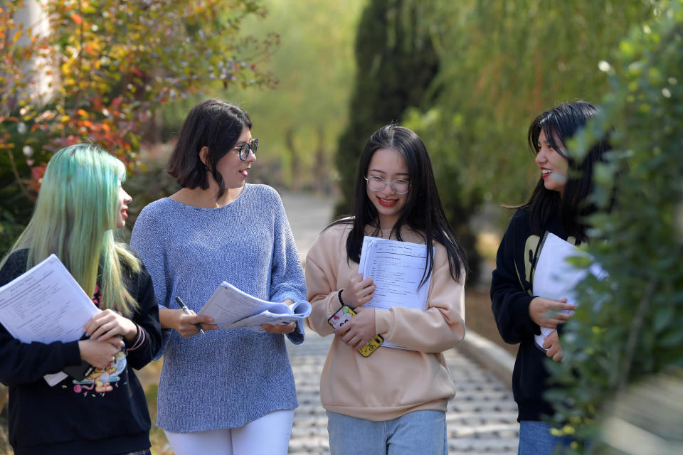 NANCHANG, Nov. 6, 2019 -- Keyth 2nd L talks with students in Portuguese about the day's lesson at Jiangxi College of Foreign Studies in Nanchang, east China's Jiangxi Province, Nov. 5, 2019.
  In 2015, Keyth Cristina Nascimento Guimaraes followed her husband to China. The 36-year-old Brazilian has been teaching Portuguese language courses at Jiangxi College of Foreign Studies since 2017. She believes that working as a foreign language lecturer in China helps her know more about the country and its people.
  There are 127 students attending Keyth's classes. She speaks Portuguese with her students during classroom hours. In her spare time, she also learns Chinese from the students.
  Keyth knew nothing about the Chinese language two years ago, but she is now able to communicate with the students in simple Chinese. According to Keyth, 