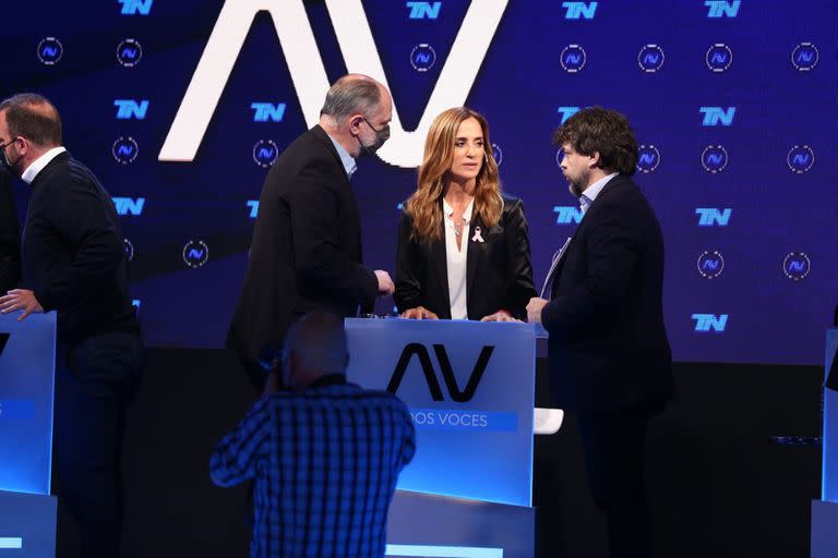 Victoria Tolosa Paz con sus colaboradores durante un tiempo intermedio del debate