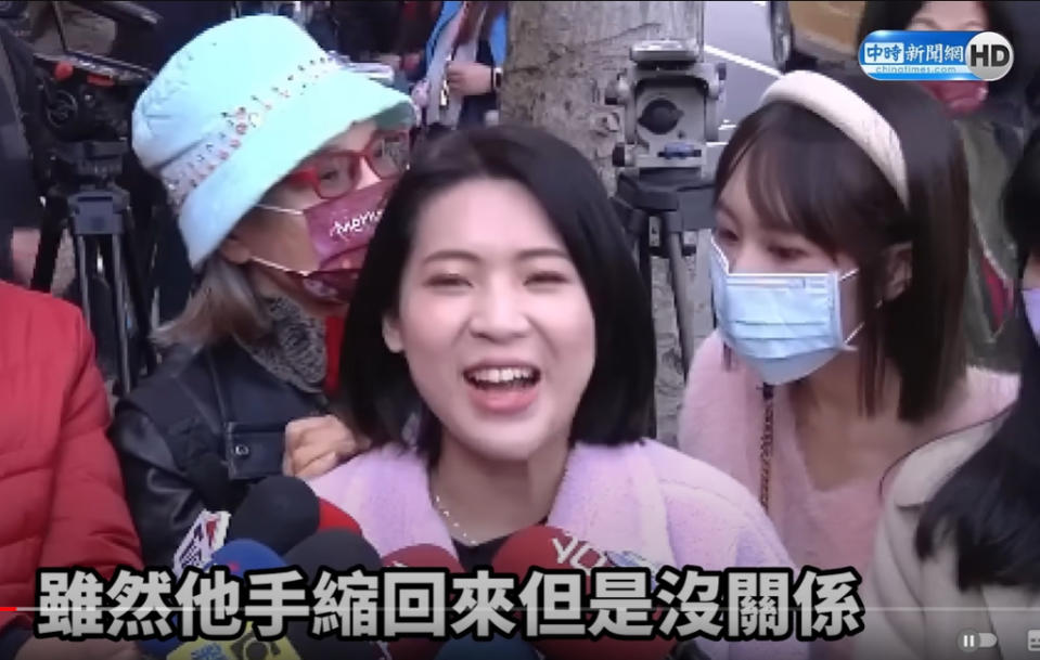 國民黨台北市議員徐巧芯坦言，立委費鴻泰手確實有「縮回來」，但她並不在意。（圖／本報系影音截圖）