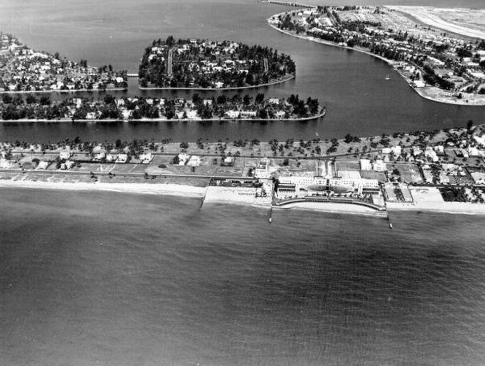 Vista aérea del primer Deauville en Miami Beach.