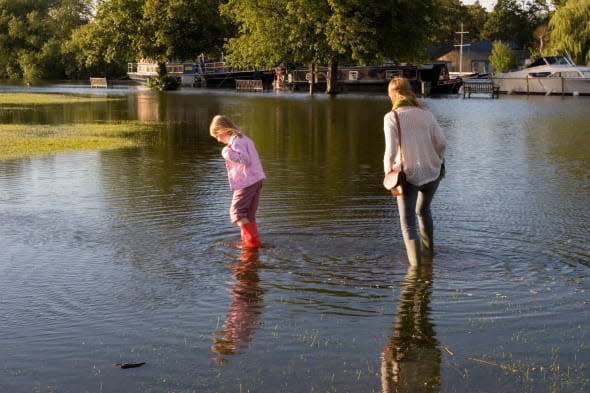 heavy rain, flooding predicted for britain before may bank holiday 2014