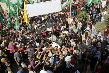 Palestinians hold Hamas and Islamic Jihad flags during the funeral of Mohammed Assi in the West Bank village of Beit Liqiya near Ramallah October 23, 2013. REUTERS/Mohamad Torokman