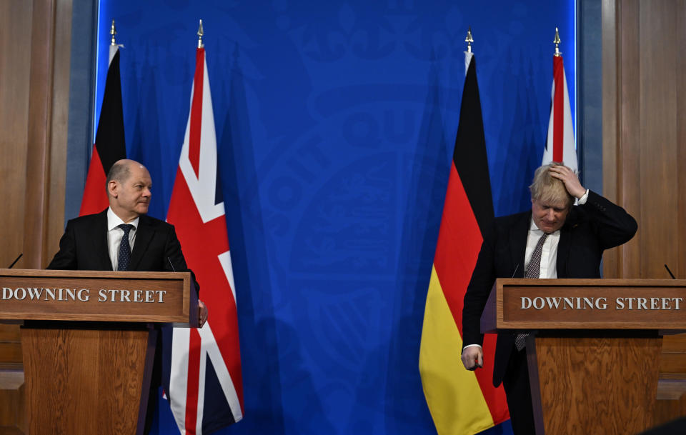 Scholz sagte nach seinem Antrittsbesuch bei Premierminister Boris Johnson in London, Berlin wolle weiter Waffen liefern (Bild:  Ben Stansall-WPA Pool/Getty Images)