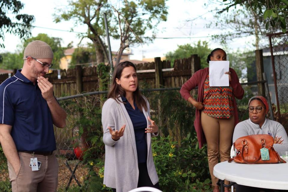 Mientras miembros del Programa de Aprendizaje de Educación Sanitaria Vecinal de la FIU hacen una presentación al grupo, una mujer de Empowering Resilient Women traduce al criollo para otras integrantes del grupo.