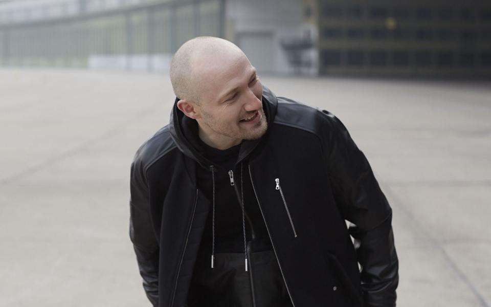 Ein Name, der für Techno steht: Die Gebrüder Kalkbrenner wuchsen in Ostberlin auf. Der ältere, Paul (im Bild), ist der bekanntere der beiden. Auch und vor allem wegen seiner Kinorolle als "Ickarus" im Erfolgsfilm "Berlin Calling" (2008). (Bild: Thomas Lohr)