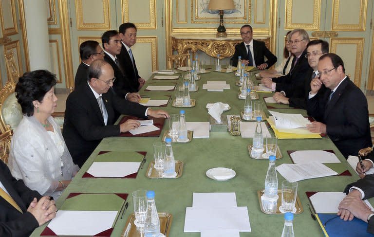 French President Francois Hollande (R) holds a meeting with Myanmar President Thein Sein (2ndL) at the Elysee presidential palace on July 17, 2013 in Paris