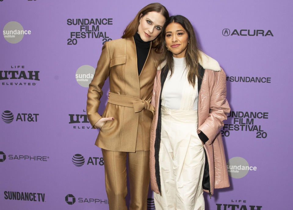 De izquierda a derecha, las actrices Gina Rodríguez y Evan Rachel Wood posan durante la premiere de "Kajillionaire" en el Festival de Cine de Sundance, el 25 de enero del 2020 en Park City, Utah. La película, sobre una familia de estafadores en Los Ángeles, se estrena en cines selectos el viernes. (Foto por Arthur Mola/Invision/AP, Archivo)