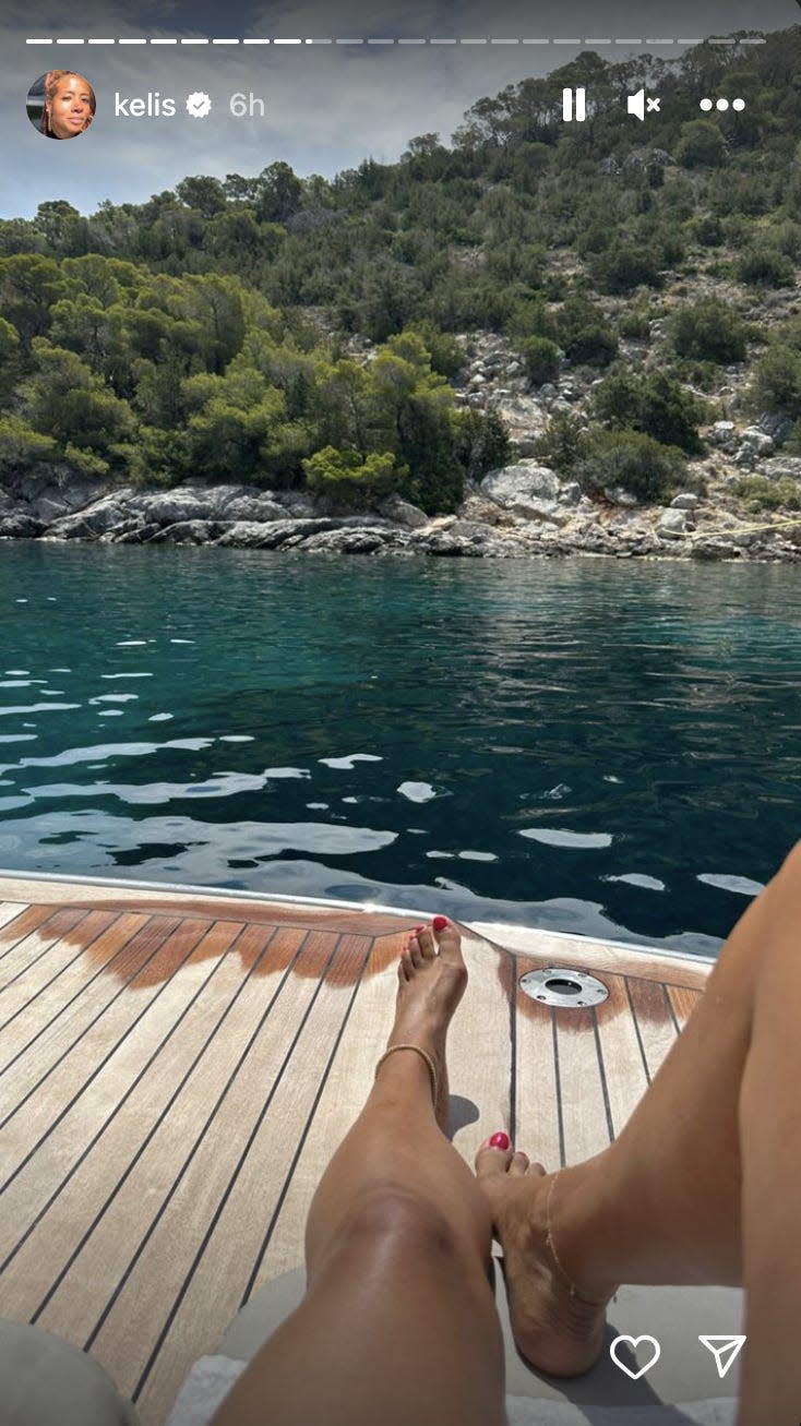 A picture of Kelis' legs on a boat