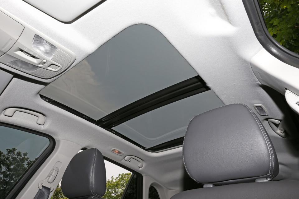 大型全景式電動天窗為頂規Allgrip車型專屬，除能為車艙帶來開闊明亮感，也能增添RV應有的休閒氣息。