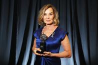 <p>Jessica Lange recoge su Premio Tony en el Beacon Theatre de Nueva York en 2016.</p>