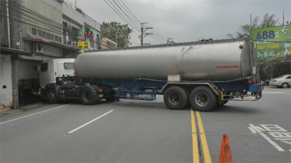 千鈞一髮！化學槽車直衝民宅  駕駛跳上車拉手煞車...緊貼鐵門沒撞上