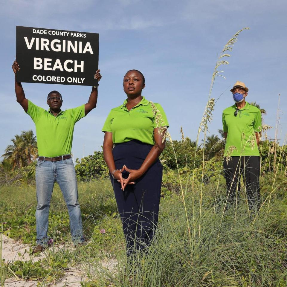 De izquierda a derecha, Guy Forchion, director ejecutivo; Kechi Okpala, consultora de mercadotecnia, y Gene Tinnie, presidente de Virginia Key Beach Park Trust, se fotografían en la playa que antes era solo para gente de color. Virginia Key Beach Park, fundado en 1945, celebró su 75º aniversario y recibió un reconocimiento de día histórico el 1° de agosto de 2020.