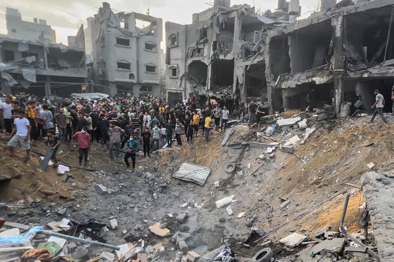 Palestinos buscando supervivientes tras un ataque aéreo israelí en el campo de refugiados de Jabalia, al norte de la ciudad de Gaza