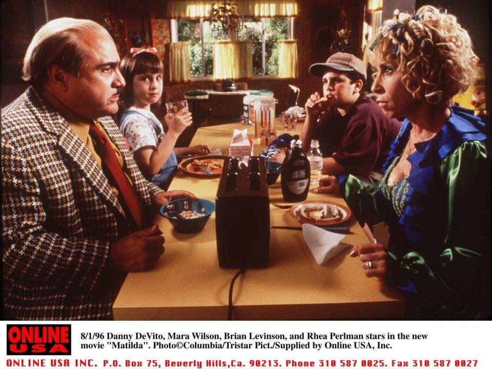 1996 danny devito, mara wilson, brian levinson, and rhea perlman stars in the new movie 