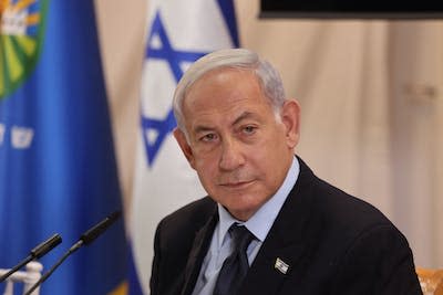 El primer ministro israelí, Benjamin Netanyahu, se enfrenta a graves decisiones sobre los rehenes tomados durante el ataque sorpresa de Hamás. <a href="https://www.gettyimages.com/detail/news-photo/israeli-prime-minister-benjamin-netanyahu-attends-a-cabinet-news-photo/1252010589?adppopup=true" rel="nofollow noopener" target="_blank" data-ylk="slk:Kahana/Pool/AFP via Getty Images;elm:context_link;itc:0;sec:content-canvas" class="link ">Kahana/Pool/AFP via Getty Images</a>