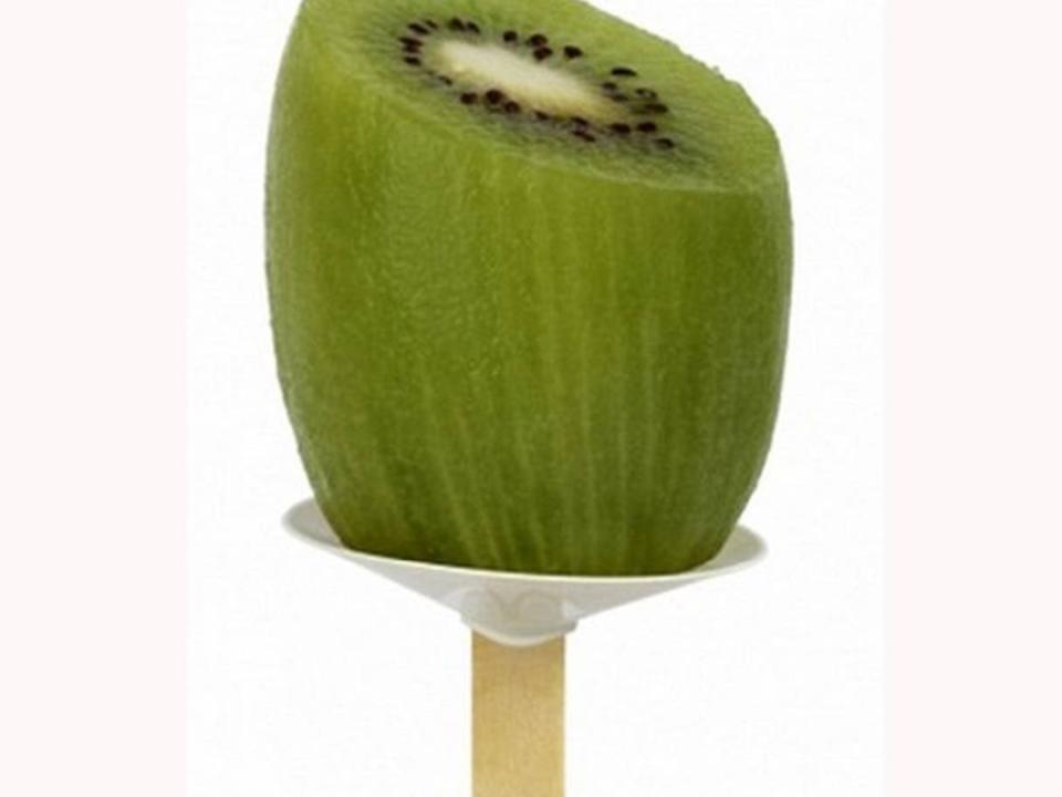 Sí, es exactamente lo que parece: un kiwi pelado colocado sobre un palo como si de un helado se tratase. Estuvo a la venta en los McDonald's de Italia. (Foto: McDonald's).