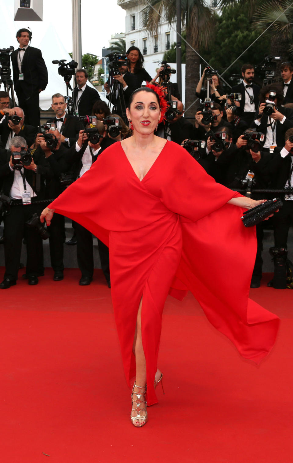 <p>Los estilismos de Rossy de Palma animan cualquier alfombra roja como sucedió en el estreno de ‘Irrational Man’. Su diseño de Sybilla fue todo un acierto. (Foto: Gtres). </p>