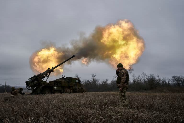 Soldados ucranianos disparan un obús Caesar de fabricación francesa hacia posiciones rusas cerca de Avdiivka, región de Donetsk. (AP Photo/Libkos)