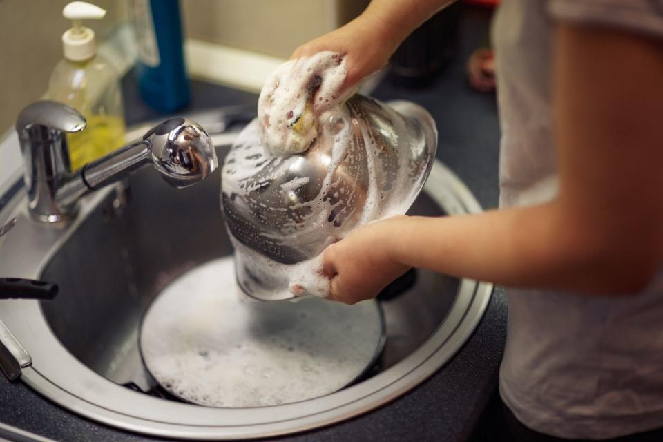 <p>Sie haben mal wieder das Essen zu lange auf dem Herd gelassen? Keine Angst, lange schrubben müssen Sie nicht, wenn Sie Backpulver zur Hand haben. Geben Sie eine halbe bis ganze Tüte in den Topf mit den angebrannten Resten, etwas Wasser dazu und dann eine Stunde einwirken lassen. Anschließend lässt sich der Schmutz problemlos entfernen. (Bild: iStock / Likica83)</p>