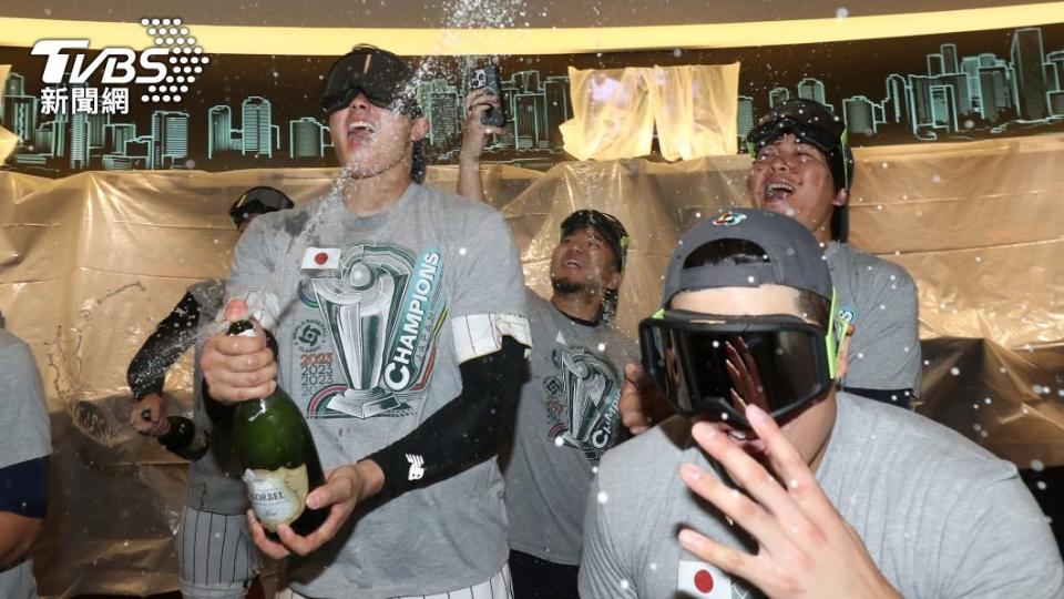 日本隊奪冠後，全隊噴香檳慶祝。（圖／達志影像美聯社）