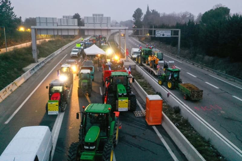 Farmers with their tractors block the A51 highway during the farmers' strike. Gilles Bader/Le Pictorium via ZUMA Press/dpa