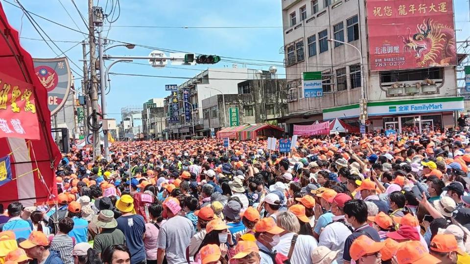 徐亨分享白沙屯媽祖遶境盛況。（圖／翻攝自徐亨臉書）