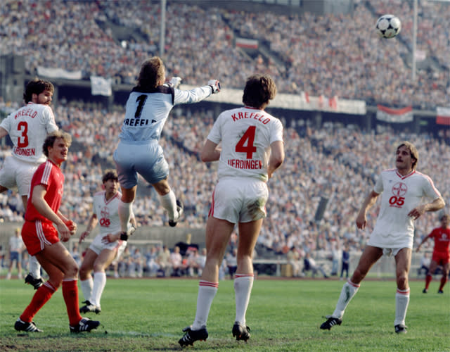 1985 feierte <b>Bayer 05 Uerdingen</b> mit dem 2:1-Sieg über Bayern München im DFB-Pokalfinale den größten Erfolg der Vereinsgeschichte. Nach dem Rückzug der Bayer AG aus dem Sponsoring der Fußballabteilung 1995 und der darauf folgenden Umbenennung in <b>KFC Uerdingen 05</b> folgte der finanzielle und sportliche Absturz. Uerdingen steht derzeit vor dem Abstieg in die Fünftklassigkeit.
