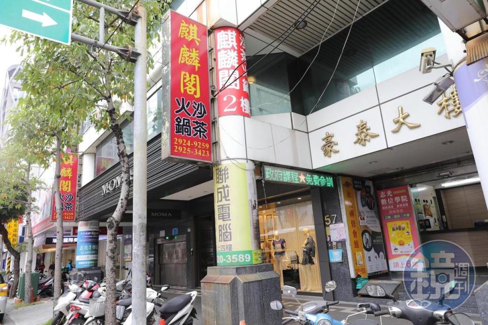 店面位在台北捷運頂溪站附近的住商大樓2樓。