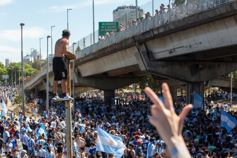 Los hinchas en Autopista Lugones a la altura del estadio de River Plate.