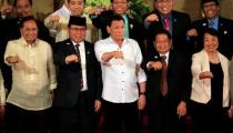 Philippine President Rodrigo Duterte (C) with Moro Islamic Liberation Front (MILF) chairperson Al Haj Murad Ebrahim (2nd from L), Jesus Dureza (L), Secretary of Peace Process, Ghazali Jaafar (2nd from R), MILF vice-chairman and Irene Santiago (R), vice-chairwoman of government peace panel, gesture during a handover of a draft law of the Bangsamoro Basic Law (BBL) in a ceremony at the Malacanang presidential palace in metro Manila, Philippines July 17, 2017. REUTERS/Romeo Ranoco